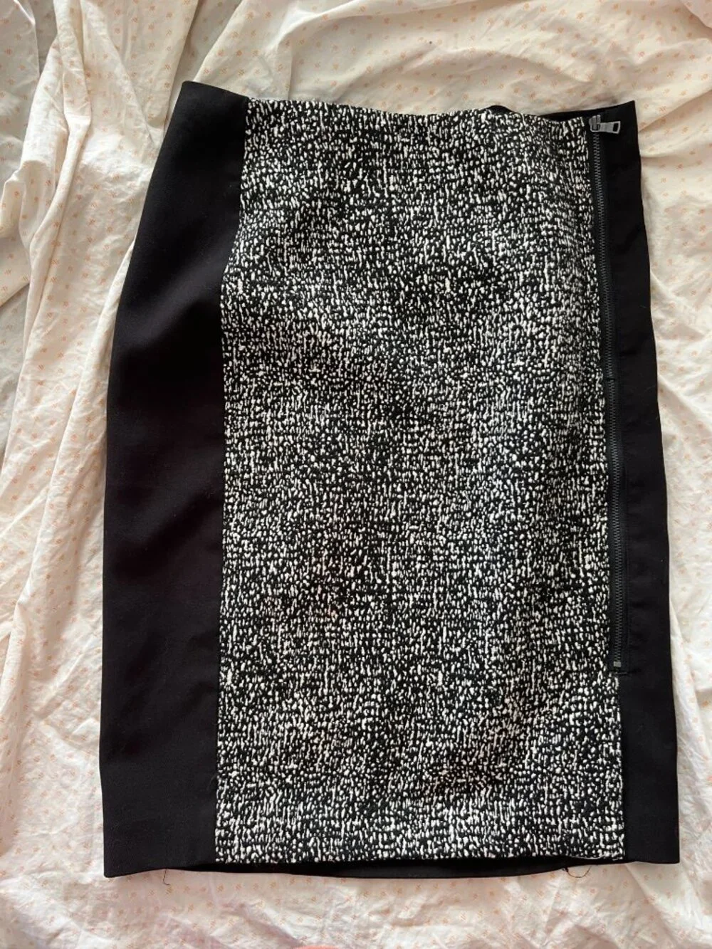 Ann Taylor Black/tweed pencil skirt with front zip size 2 Academia Business